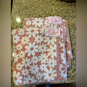 Set of 2 Betsey Johnson Pink and White Floral Bath Towels